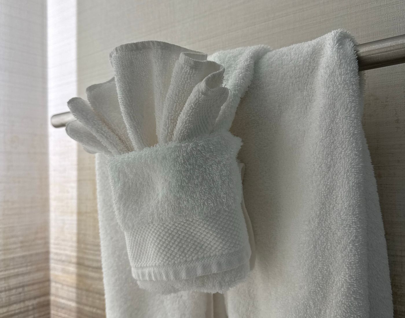 Serviettes blanches disposées dans une salle de bain moderne
