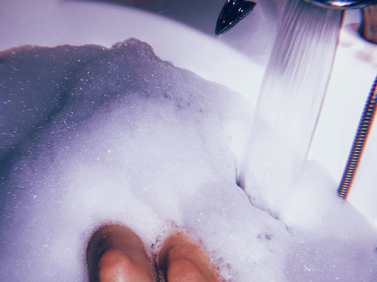 Bain moussant à la lueur des bougies