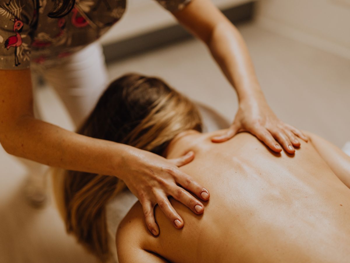 Séance de massage apaisante en intérieur